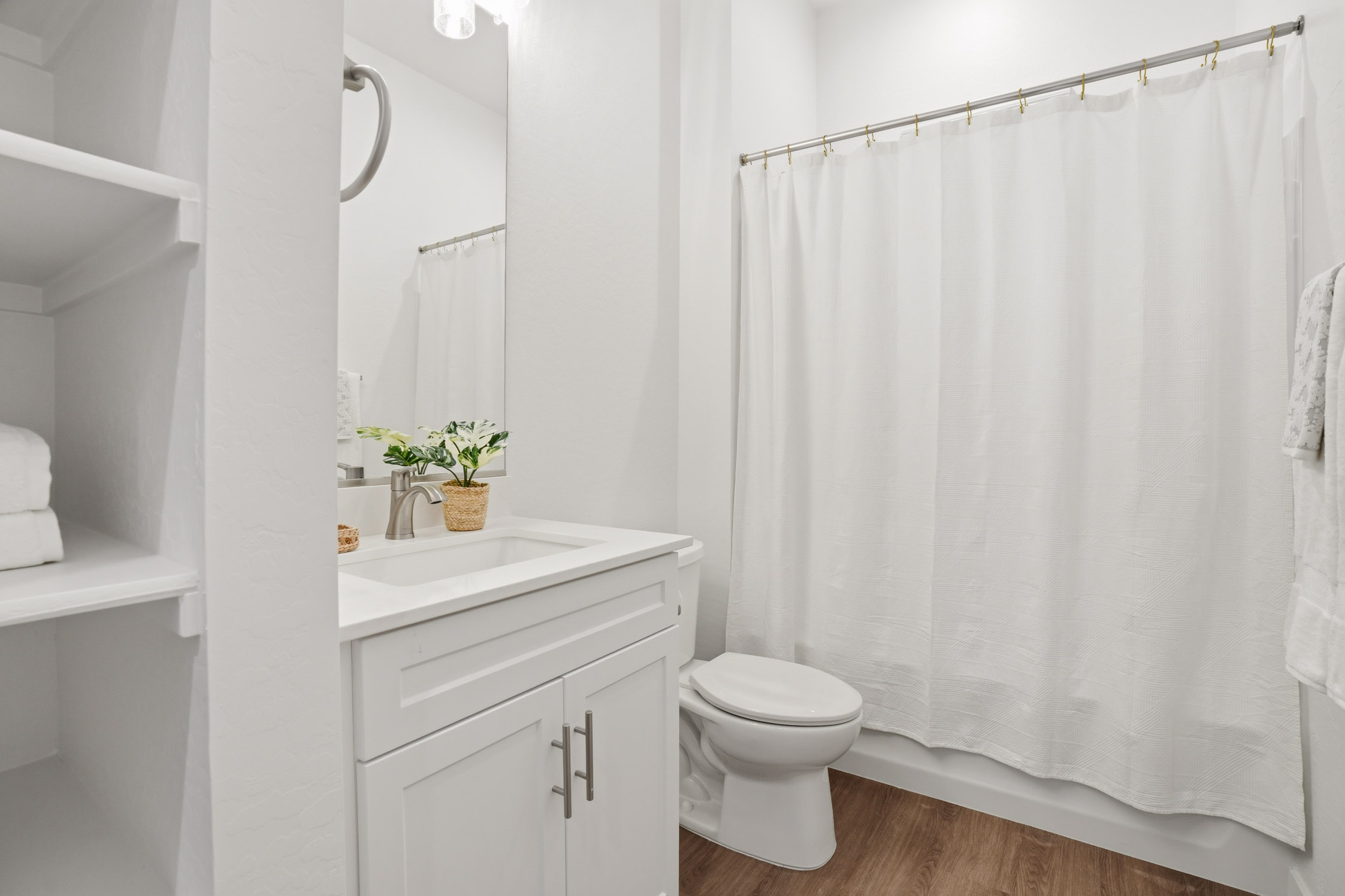 Clean full bathroom